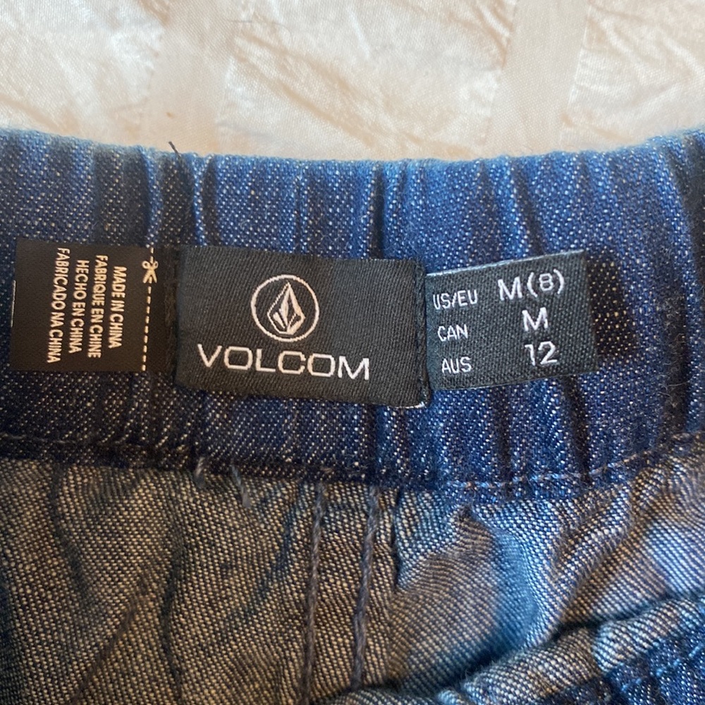 Volcom shorts - Picture 2 of 3